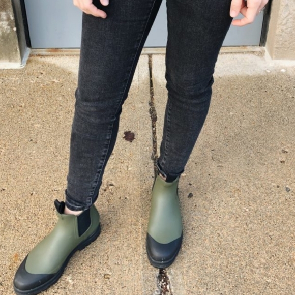 Everlane Shoes - Everlane Chelsea rubber olive green rain boots sz7